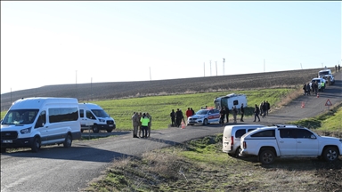 Li Diyarbekirê minîbusa serwîsê welgeriya û 8 jê xwendekar 9 kes birîndar bûn