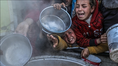 Očajni Palestinci čekaju hranu u Khan Younisu