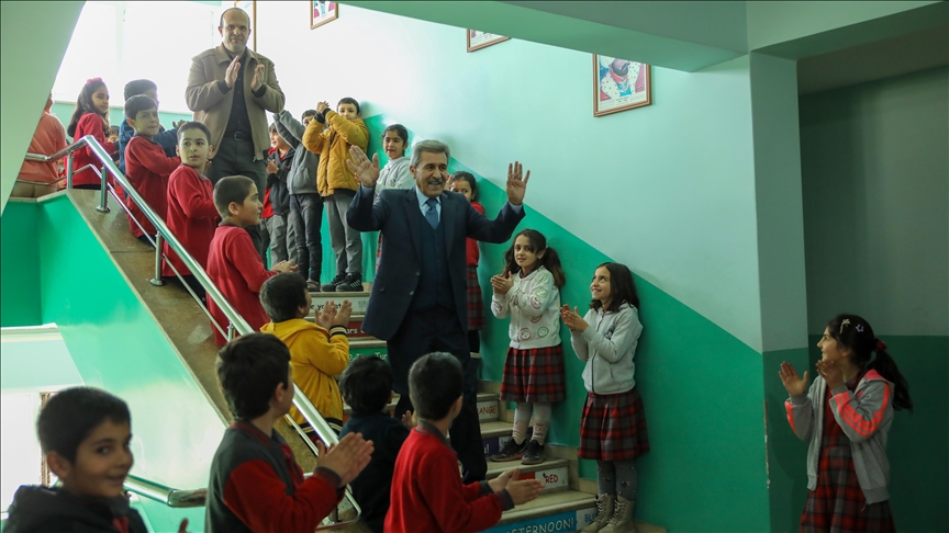 Van'da emekli olan öğretmene duygulandıran veda