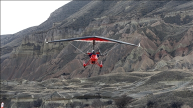 Turistler Kapadokya'yı "microlight" ile gökyüzünden keşfediyor