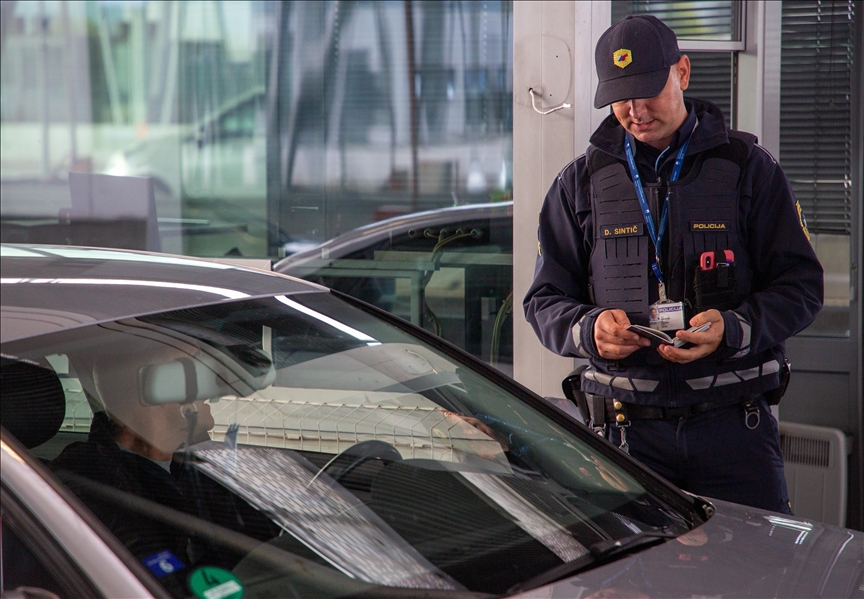 Uzimanje otisaka prstiju i fotografisanje na granicama pri ulasku u EU krajem 2025.