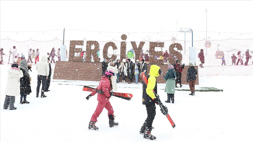 İç Anadolu'nun "zirvesi" Erciyes'te pistler kayakseverlerle doldu