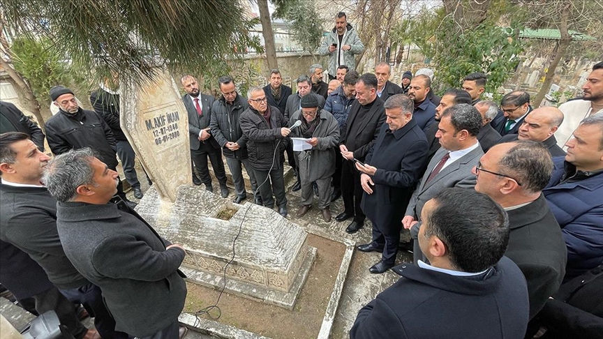 "Kudüs şairi" Mehmet Akif İnan, Şanlıurfa'daki mezarı başında anıldı