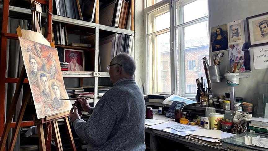 Uyghur artist reflects Kyrgyz author Chinghiz Aitmatov's works on canvas