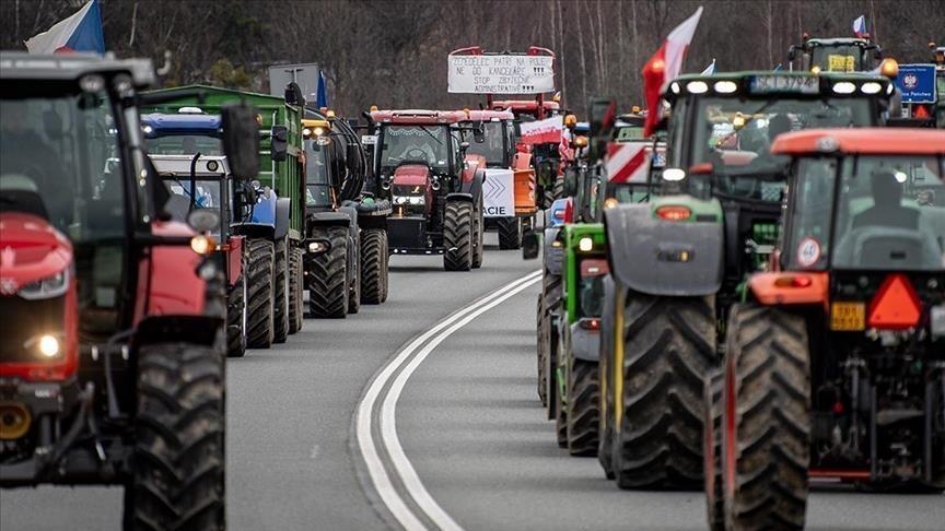 France / Manifestations d'agriculteurs : des convois de tracteurs empêchés d'arriver à Paris