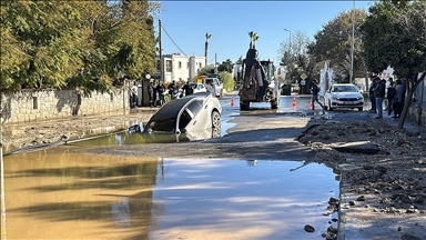 Bodrum'da içme suyu hattının patlamasıyla oluşan çukura düşen otomobil sürücüsü kurtarıldı