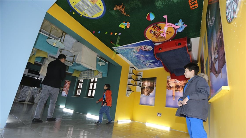 Diyarbakırlılar kentte ziyarete açılan "ters ev"i baş döndürücü buldu