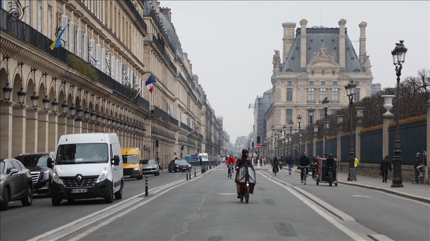 France aiming to lower budget deficit amid political, economic uncertainty