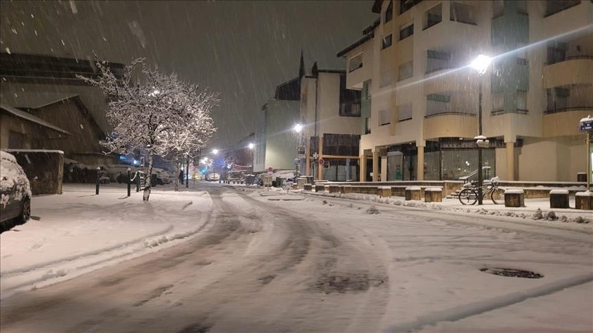 Neige dans le nord de la France : des routes impraticables et une alerte orange prolongée