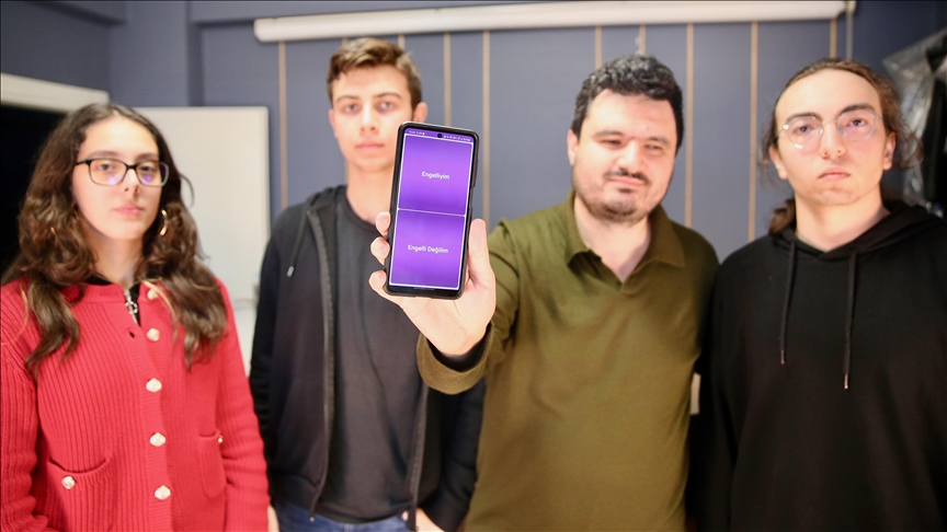 Liselilerin geliştirdiği yazılım, görme engellilerin "gören gözü" olacak