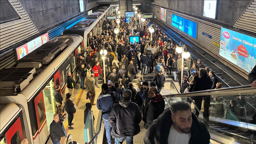 İzmir'de belediye otobüs şoförleri iş bırakma eylemi yaptı