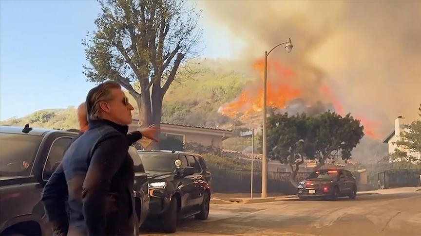Trente mille personnes fuient un violent incendie à Los Angeles