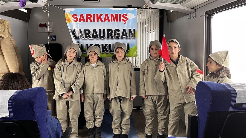 İlkokul çocukları Turistik Doğu Ekspresi'nde "Sarıkamış Şehitleri Draması"nı sahneledi