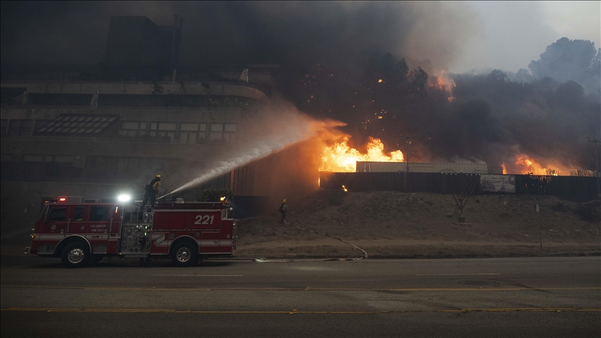 Wildfires tear through Los Angeles, killing 5, burning more than 1,000 homes, businesses
