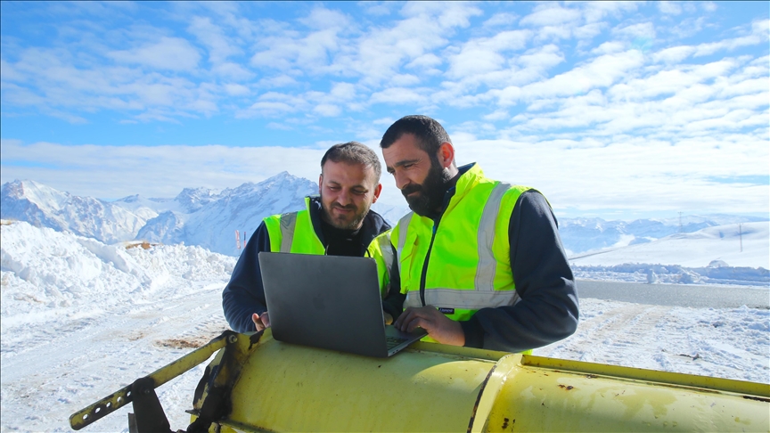 Hakkari'de karla mücadele ekibi AA'nın "Yılın Kareleri" oylamasına katıldı