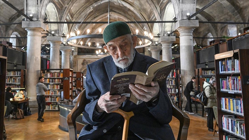Kiliseden dönüştürülen kütüphanenin 94'lük kitap kurdu