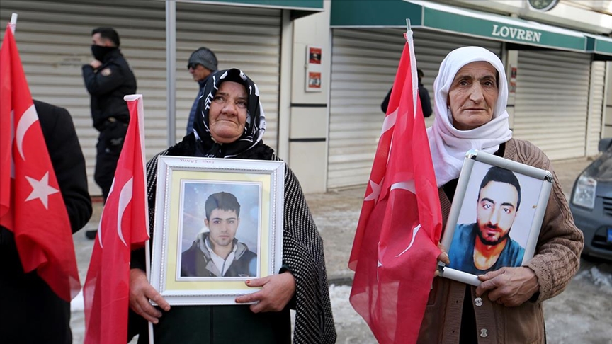 Vanlı aileler DEM Parti binası önündeki "evlat nöbeti"ni sürdürdü