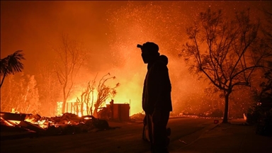 Kebakaran di Los Angeles, AS menyebar ke Hollywood Hills saat petugas pemadam kebakaran berjuang kendalikan api