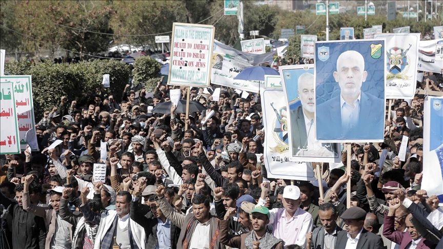 قتيل و9 مصابين بقصف إسرائيلي أمريكي بريطاني لأهداف حوثية باليمن