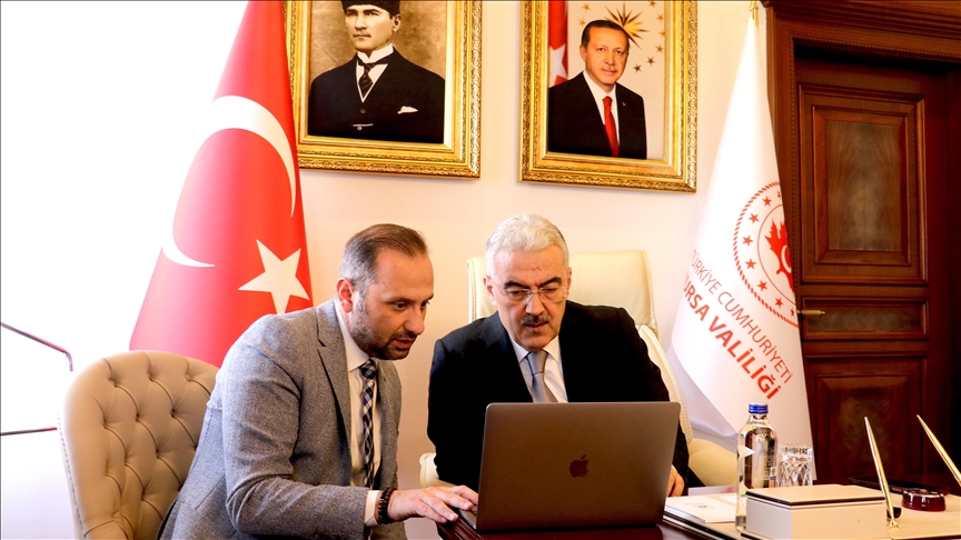 Bursa Valisi Ayyıldız, AA'nın "Yılın Kareleri" oylamasında tercihlerini yaptı