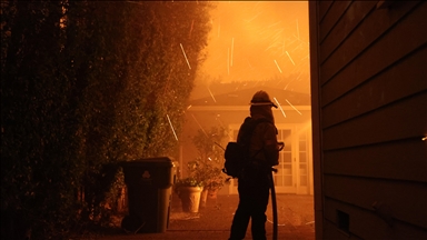 Los Angeles : l'utilisation de sacs à main pour lutter contre les incendies suscite des critiques 