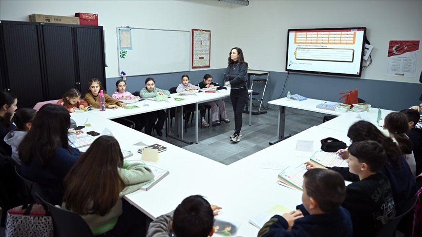 TMV ve YTB'nin ortak "Büyük Türkçe Projesi" Belçika'daki Türk çocuklarına dil ve kültürlerini aşılıyor