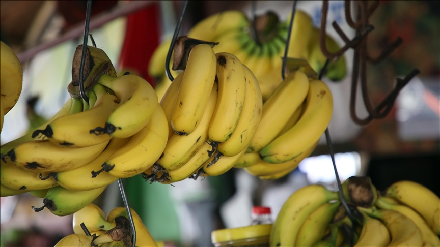 بين السخرية والفرح.. سوريون يحتفلون بعودة الموز إلى موائدهم (تقرير)