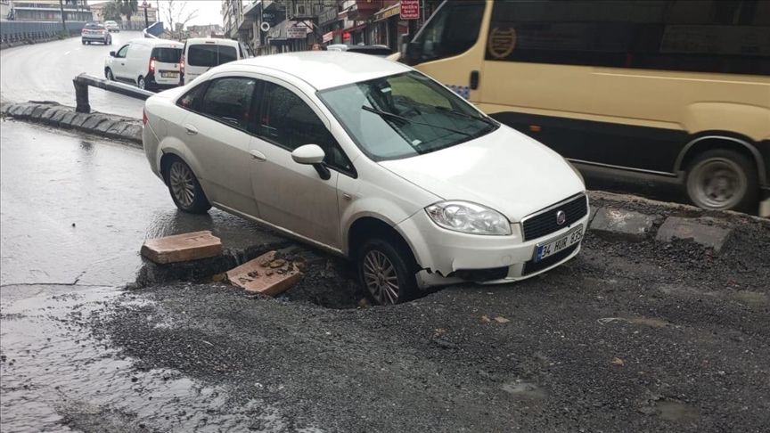 Güngören'de lastiği üçüncü kez çöken yolda oluşan çukura giren otomobil zarar gördü  