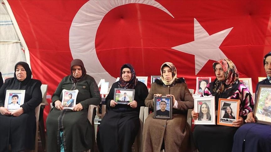 للعام الـ 6.. أمهات ديار بكر بتركيا يواصلن الاعتصام لاستعادة أبنائهن