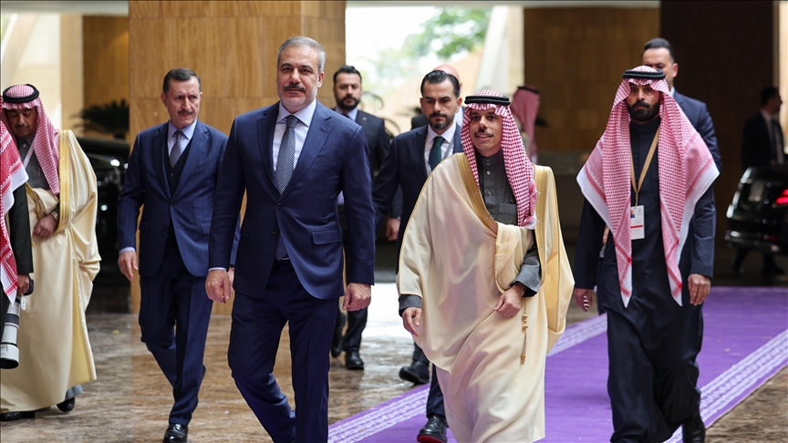 فيدان يشارك في اجتماع الرياض حول سوريا