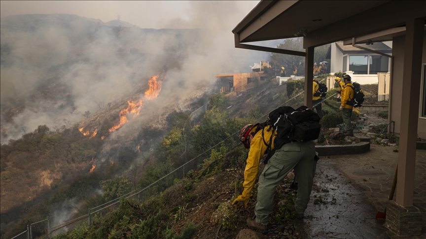 Los Angeles fire officials warn of escalating wildfire danger amid strong winds