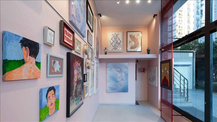 "Pembe Bulutların Üstünde" sergisi, Chi Art Gallery'de açıldı