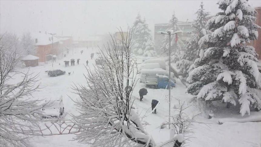 Moti i keq në Shqipëri, pezullohet mësimi në dhjetëra shkolla