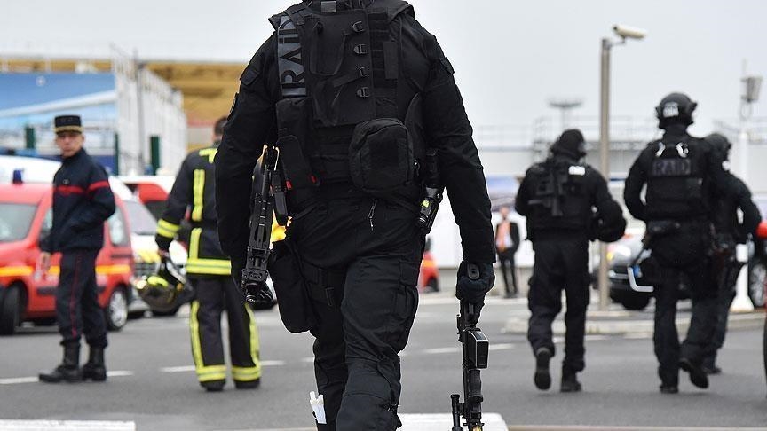 France : Un policier mis en examen pour « coups mortels » après la mort d’un Palestinien à Paris