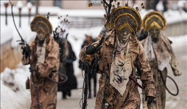 Me paradën tradicionale të maskave filloi Karnavali i Vevçanit