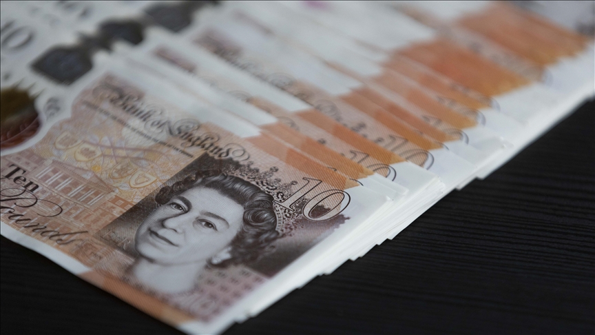Pound on track for 6th straight day of losses, gov't sells bonds at most expensive terms since 2004