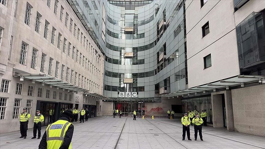 La police britannique rappelle le maintien de l'interdiction d'une manifestation pro-Gaza devant la BBC