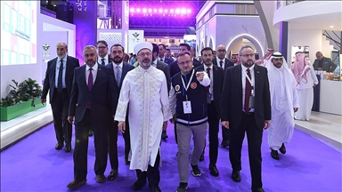 Diyanet İşleri Başkanı Erbaş, Hac ve Umre Hizmetleri Fuarı'nı ziyaret etti