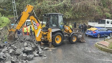 Sarıyer'de istinat duvarı otomobilin üzerine yıkıldı 