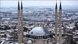 Edirne'de beyaz örtünün kapladığı tarihi yapılar fotoğraflara fon oluyor