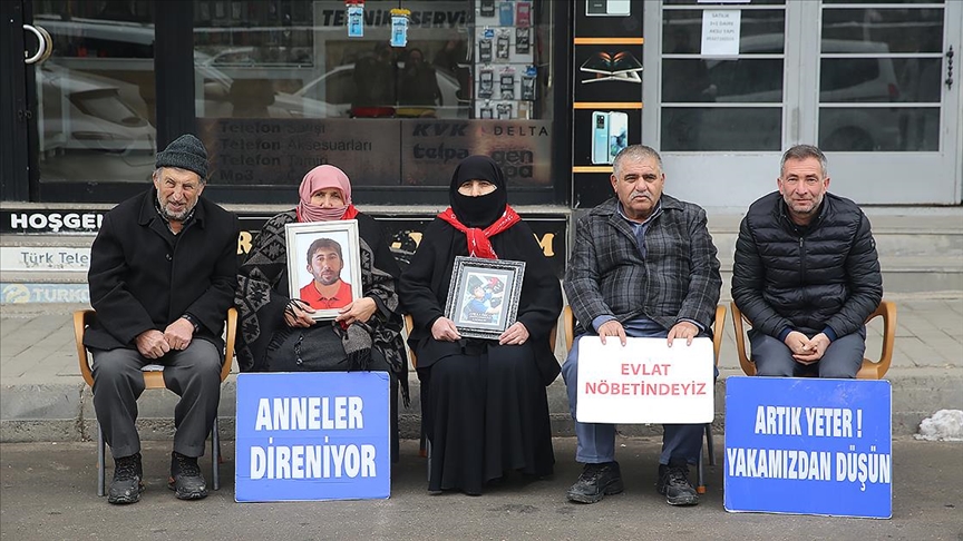 Muşlu aileler, DEM Parti binası önündeki eylemlerine devam etti
