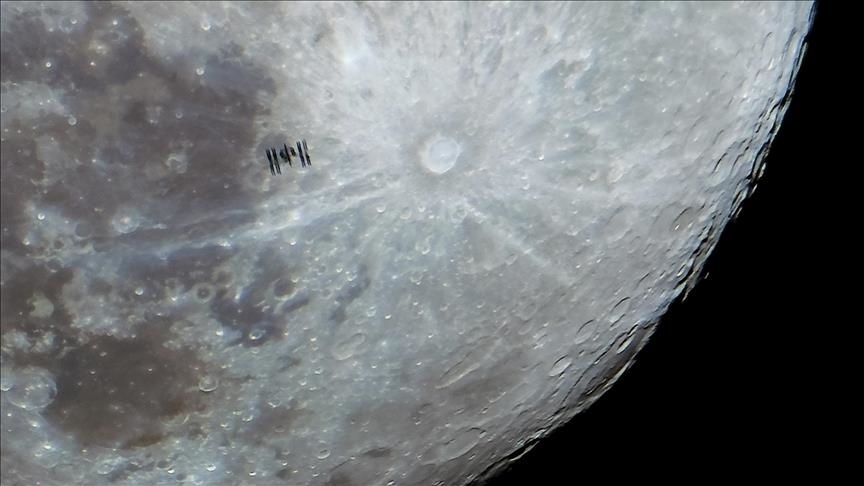 SpaceX sends 2 private lunar landers