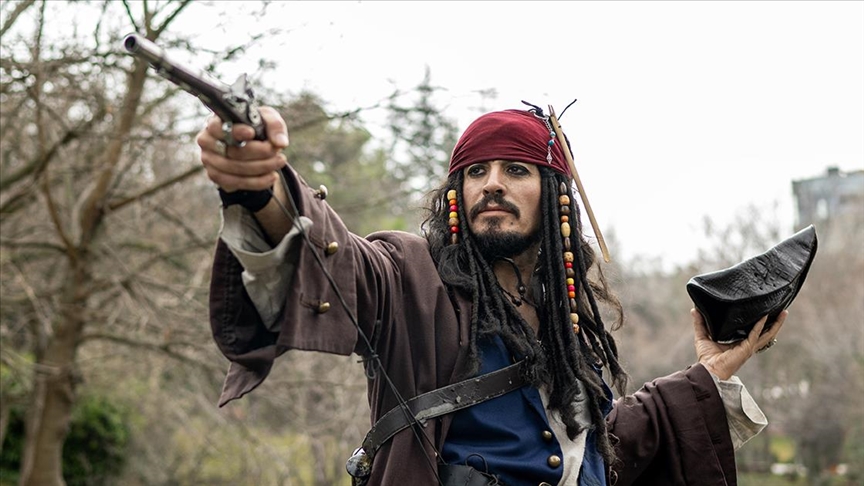 Yerli "Jack Sparrow" Ankara sokaklarında