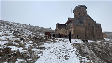 Xirbeyên Aniyê yên ku bi berfê nixûmîne mêvandariya ziyaretvanên xwe dike