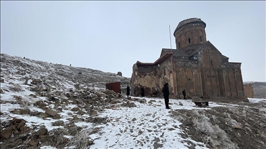 Karla kaplanan Ani Ören Yeri, ziyaretçilerini kış güzelliğiyle ağırlıyor