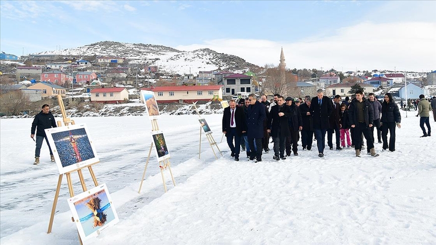 Buzla kaplı Çıldır Gölü'nde fotoğraf sergisi düzenlendi