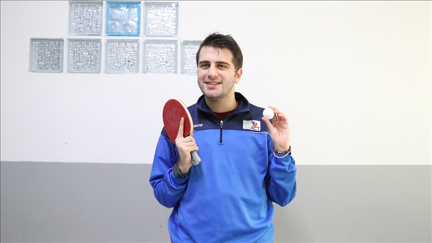 Otizmli Zeki Yusuf, ay yıldızlı formayı terletmek için raket sallıyor