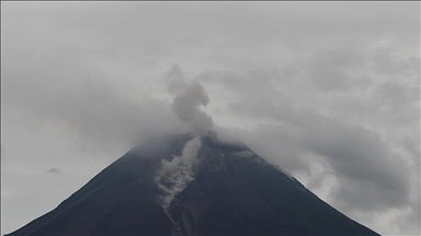 Indonesia continues evacuations in response to volcanic eruption