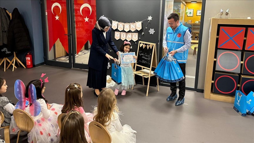 Büyük Çamlıca Camisi'nde 4-6 yaş grubu öğrenciler karnelerini aldı