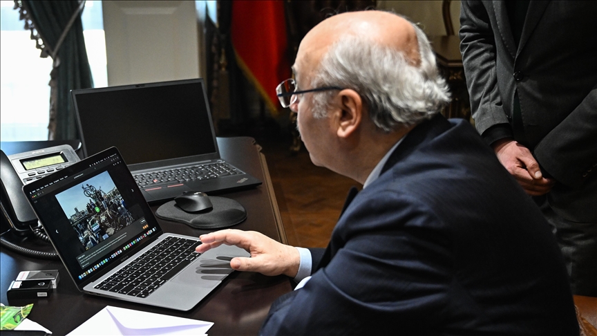 Adana Valisi Köşger, AA'nın "Yılın Kareleri" oylamasında favorilerini seçti